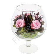 Rosas preservadas en un florero de vidrio